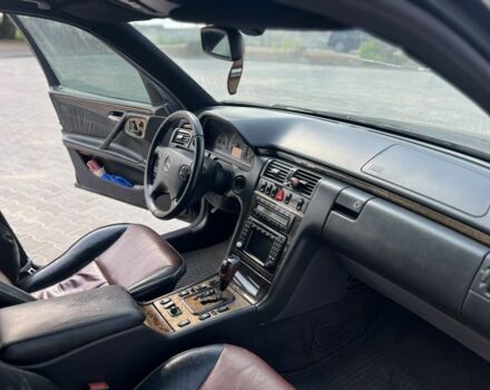 Черный Мерседес Е-Класс, объемом двигателя 4.3 л и пробегом 348 тыс. км за 4250 $, фото 6 на Automoto.ua