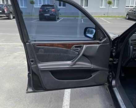 Черный Мерседес Е-Класс, объемом двигателя 3.2 л и пробегом 355 тыс. км за 3200 $, фото 6 на Automoto.ua