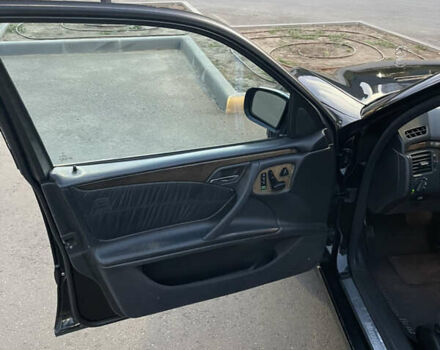 Черный Мерседес Е-Класс, объемом двигателя 4.3 л и пробегом 450 тыс. км за 5700 $, фото 4 на Automoto.ua