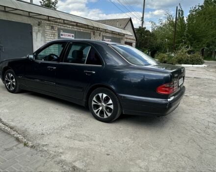 Черный Мерседес Е-Класс, объемом двигателя 2.8 л и пробегом 449 тыс. км за 3500 $, фото 3 на Automoto.ua