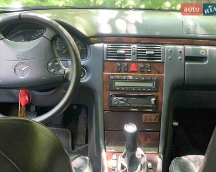 Черный Мерседес Е-Класс, объемом двигателя 2.8 л и пробегом 320 тыс. км за 4500 $, фото 6 на Automoto.ua