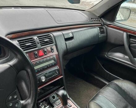 Черный Мерседес Е-Класс, объемом двигателя 2.2 л и пробегом 500 тыс. км за 4000 $, фото 3 на Automoto.ua