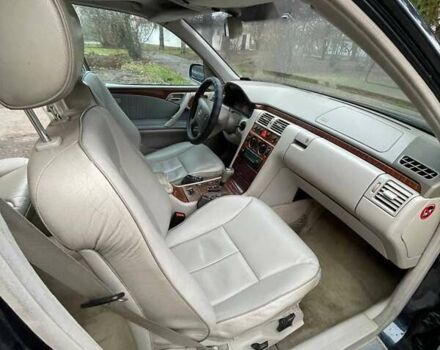 Черный Мерседес Е-Класс, объемом двигателя 2.8 л и пробегом 547 тыс. км за 2950 $, фото 12 на Automoto.ua