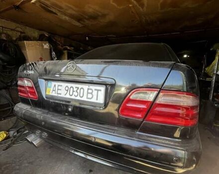 Черный Мерседес Е-Класс, объемом двигателя 2 л и пробегом 300 тыс. км за 3100 $, фото 4 на Automoto.ua