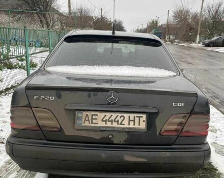 Черный Мерседес Е-Класс, объемом двигателя 2.2 л и пробегом 500 тыс. км за 4000 $, фото 9 на Automoto.ua