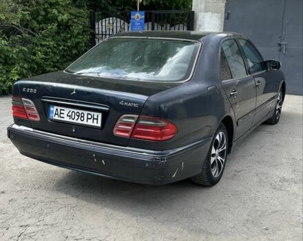 Черный Мерседес Е-Класс, объемом двигателя 2.8 л и пробегом 449 тыс. км за 3500 $, фото 4 на Automoto.ua