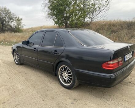 Черный Мерседес Е-Класс, объемом двигателя 2 л и пробегом 450 тыс. км за 3800 $, фото 2 на Automoto.ua