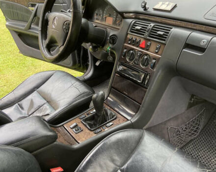 Чорний Мерседес Е-Клас, об'ємом двигуна 2 л та пробігом 100 тис. км за 3100 $, фото 13 на Automoto.ua