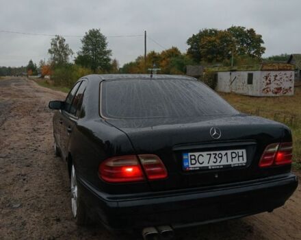 Черный Мерседес Е-Класс, объемом двигателя 2 л и пробегом 360 тыс. км за 2200 $, фото 4 на Automoto.ua