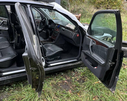 Чорний Мерседес Е-Клас, об'ємом двигуна 3.22 л та пробігом 420 тис. км за 2000 $, фото 17 на Automoto.ua