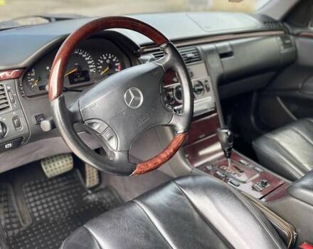 Черный Мерседес Е-Класс, объемом двигателя 3.2 л и пробегом 320 тыс. км за 3500 $, фото 6 на Automoto.ua