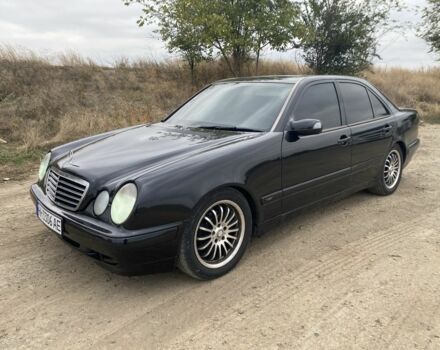 Черный Мерседес Е-Класс, объемом двигателя 2 л и пробегом 450 тыс. км за 3800 $, фото 1 на Automoto.ua