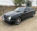 Черный Мерседес Е-Класс, объемом двигателя 2 л и пробегом 450 тыс. км за 3800 $, фото 1 на Automoto.ua