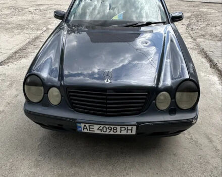Черный Мерседес Е-Класс, объемом двигателя 2.8 л и пробегом 449 тыс. км за 3500 $, фото 2 на Automoto.ua