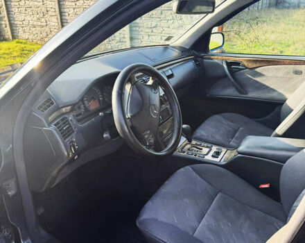 Черный Мерседес Е-Класс, объемом двигателя 3.2 л и пробегом 396 тыс. км за 3950 $, фото 9 на Automoto.ua