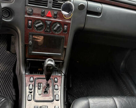 Черный Мерседес Е-Класс, объемом двигателя 2.2 л и пробегом 395 тыс. км за 4499 $, фото 16 на Automoto.ua