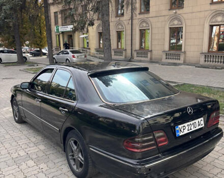 Черный Мерседес Е-Класс, объемом двигателя 3.2 л и пробегом 570 тыс. км за 4000 $, фото 5 на Automoto.ua