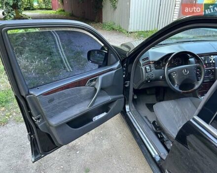 Черный Мерседес Е-Класс, объемом двигателя 2 л и пробегом 346 тыс. км за 4500 $, фото 4 на Automoto.ua
