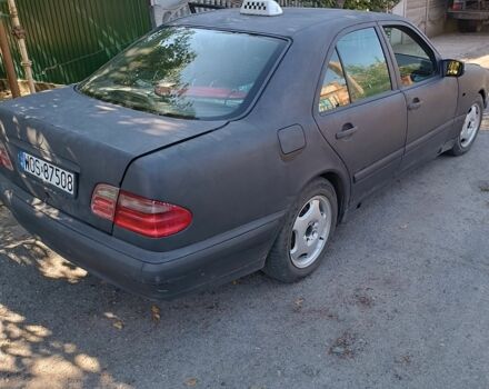 Черный Мерседес Е-Класс, объемом двигателя 2 л и пробегом 443 тыс. км за 1350 $, фото 4 на Automoto.ua