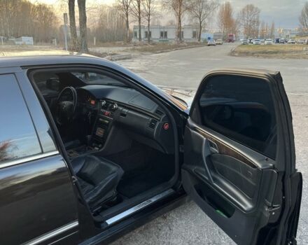 Черный Мерседес Е-Класс, объемом двигателя 3.2 л и пробегом 297 тыс. км за 5000 $, фото 7 на Automoto.ua
