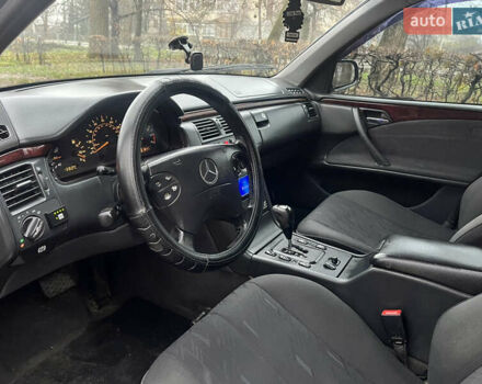 Черный Мерседес Е-Класс, объемом двигателя 2 л и пробегом 358 тыс. км за 2600 $, фото 11 на Automoto.ua