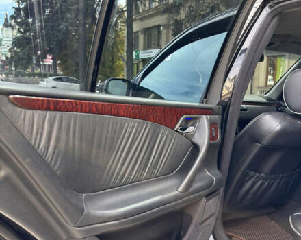 Черный Мерседес Е-Класс, объемом двигателя 3.2 л и пробегом 570 тыс. км за 4000 $, фото 10 на Automoto.ua