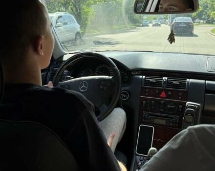 Черный Мерседес Е-Класс, объемом двигателя 2 л и пробегом 346 тыс. км за 4500 $, фото 19 на Automoto.ua