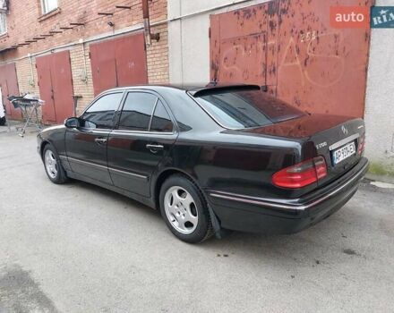 Мерседес Е-Клас 2001 у Прилуках на Automoto.ua Чорний Мерседес Е-Клас, об'ємом двигуна 2 л та пробігом 284 тис. км за 4150 $, фото 3 на Automoto.ua