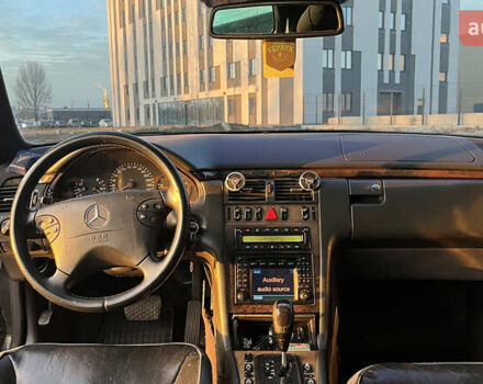 Чорний Мерседес Е-Клас, об'ємом двигуна 3.2 л та пробігом 297 тис. км за 5000 $, фото 8 на Automoto.ua