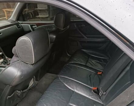 Черный Мерседес Е-Класс, объемом двигателя 2.2 л и пробегом 490 тыс. км за 3300 $, фото 4 на Automoto.ua