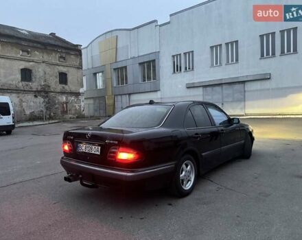 Черный Мерседес Е-Класс, объемом двигателя 2.1 л и пробегом 345 тыс. км за 3500 $, фото 4 на Automoto.ua