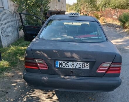 Черный Мерседес Е-Класс, объемом двигателя 2 л и пробегом 443 тыс. км за 1350 $, фото 5 на Automoto.ua