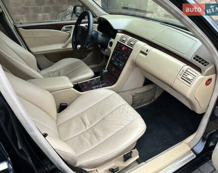 Чорний Мерседес Е-Клас, об'ємом двигуна 2.15 л та пробігом 373 тис. км за 4099 $, фото 9 на Automoto.ua