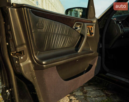 Черный Мерседес Е-Класс, объемом двигателя 3.2 л и пробегом 380 тыс. км за 7000 $, фото 30 на Automoto.ua