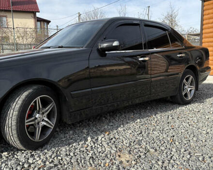 Черный Мерседес Е-Класс, объемом двигателя 2.2 л и пробегом 395 тыс. км за 4499 $, фото 10 на Automoto.ua