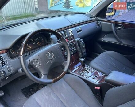 Черный Мерседес Е-Класс, объемом двигателя 2 л и пробегом 346 тыс. км за 4500 $, фото 3 на Automoto.ua