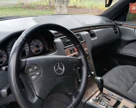Чорний Мерседес Е-Клас, об'ємом двигуна 3.22 л та пробігом 390 тис. км за 3950 $, фото 16 на Automoto.ua