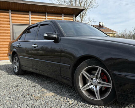 Черный Мерседес Е-Класс, объемом двигателя 2.2 л и пробегом 395 тыс. км за 4499 $, фото 2 на Automoto.ua