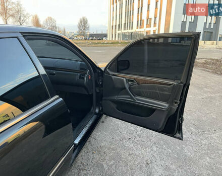 Чорний Мерседес Е-Клас, об'ємом двигуна 3.2 л та пробігом 297 тис. км за 5000 $, фото 14 на Automoto.ua