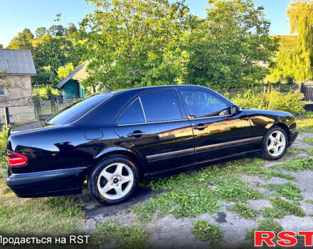 Черный Мерседес Е-Класс, объемом двигателя 2 л и пробегом 200 тыс. км за 4000 $, фото 1 на Automoto.ua