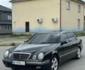 Черный Мерседес Е-Класс, объемом двигателя 2.15 л и пробегом 300 тыс. км за 5000 $, фото 1 на Automoto.ua