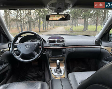 Черный Мерседес Е-Класс, объемом двигателя 3.2 л и пробегом 340 тыс. км за 2999 $, фото 11 на Automoto.ua