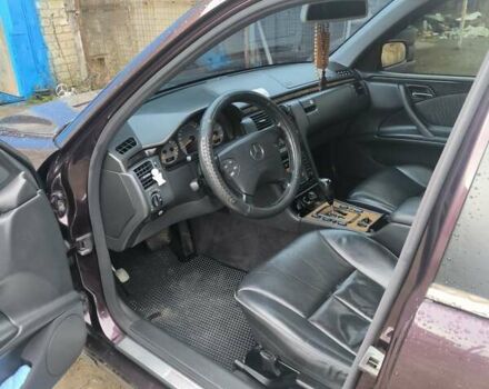 Черный Мерседес Е-Класс, объемом двигателя 2.7 л и пробегом 393 тыс. км за 6650 $, фото 10 на Automoto.ua