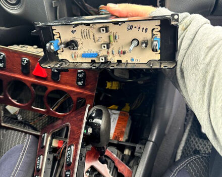 Черный Мерседес Е-Класс, объемом двигателя 2 л и пробегом 200 тыс. км за 4000 $, фото 9 на Automoto.ua