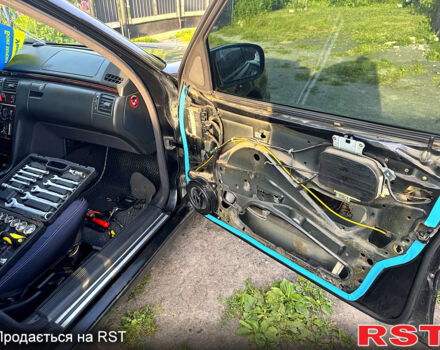 Черный Мерседес Е-Класс, объемом двигателя 2 л и пробегом 200 тыс. км за 4000 $, фото 3 на Automoto.ua