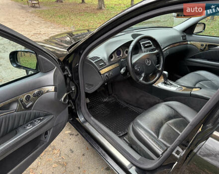Черный Мерседес Е-Класс, объемом двигателя 3.2 л и пробегом 340 тыс. км за 2999 $, фото 9 на Automoto.ua