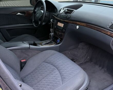 Черный Мерседес Е-Класс, объемом двигателя 2.1 л и пробегом 359 тыс. км за 6600 $, фото 12 на Automoto.ua