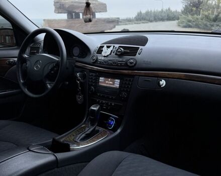 Черный Мерседес Е-Класс, объемом двигателя 2.1 л и пробегом 359 тыс. км за 6600 $, фото 11 на Automoto.ua