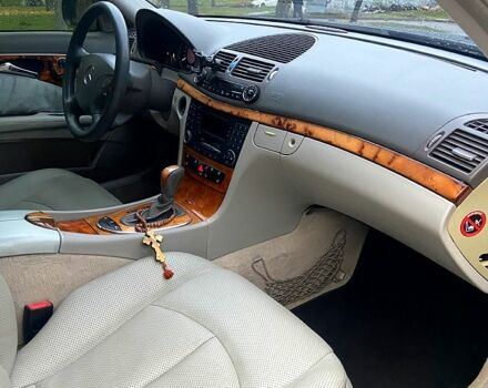 Черный Мерседес Е-Класс, объемом двигателя 3.2 л и пробегом 458 тыс. км за 5000 $, фото 5 на Automoto.ua