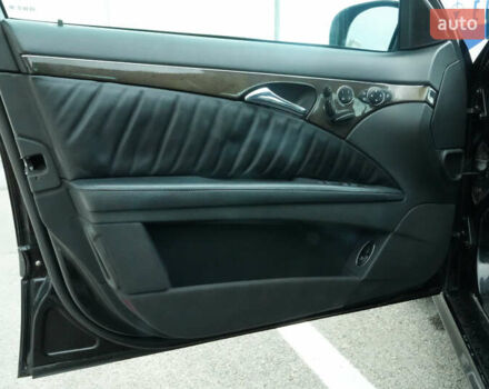 Черный Мерседес Е-Класс, объемом двигателя 4.97 л и пробегом 300 тыс. км за 9300 $, фото 26 на Automoto.ua